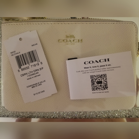 COACH Off White Wristlet brand new - Picture 2 of 3